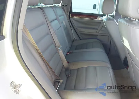 2004 Volkswagen Touareg V8 z USA, uszkodzony, nr VIN WVGCM77L84D052769